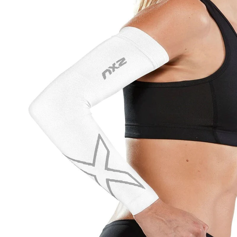 2XU Flex Run Compression Arm Sleeves | White / Grey - Ekiden Sports