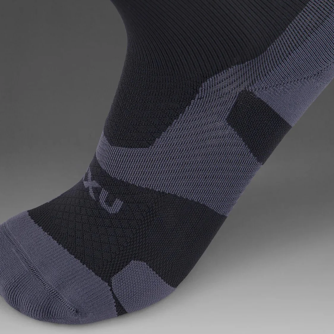 2XU Vectr Socks | Light Cushion | Crew Length | Black / Titanium - Ekiden Sports
