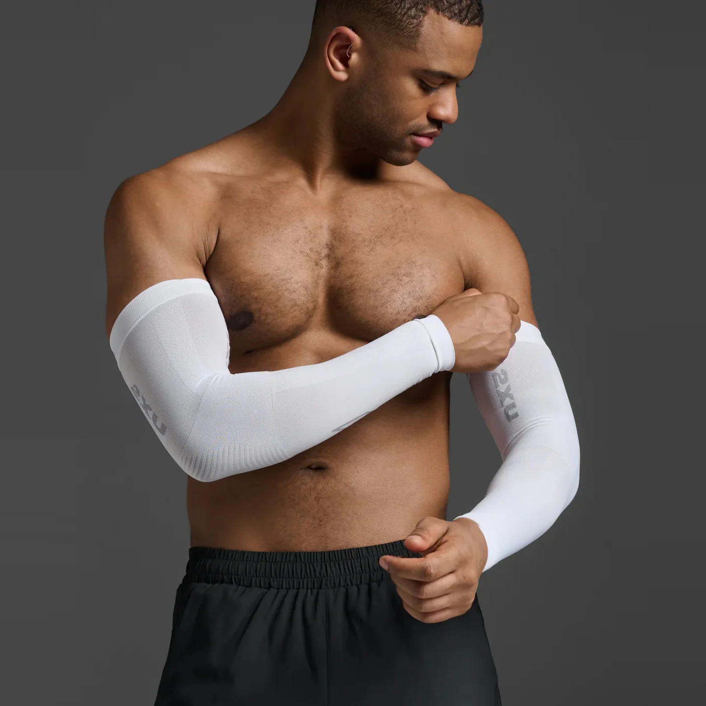 2XU Flex Run Compression Arm Sleeves | White / Grey - Ekiden Sports