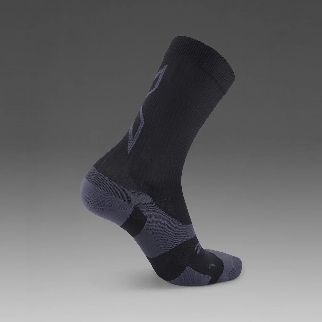 2XU Vectr Socks | Light Cushion | Crew Length | Black / Titanium - Ekiden Sports