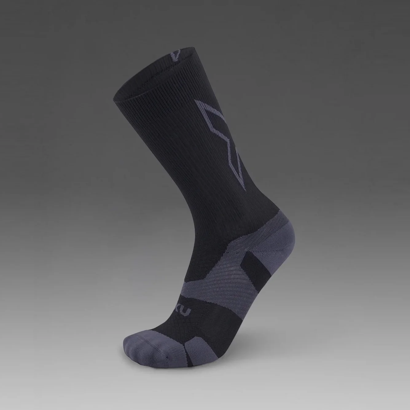 2XU Vectr Socks | Light Cushion | Crew Length | Black / Titanium - Ekiden Sports