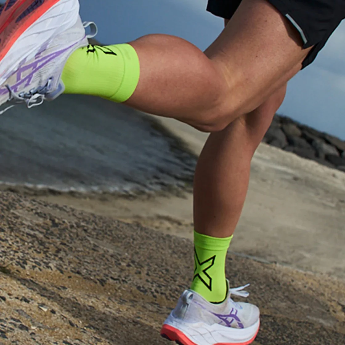 2XU Vectr Socks | Light Cushion | Crew Length | Volt / Black X - Ekiden Sports