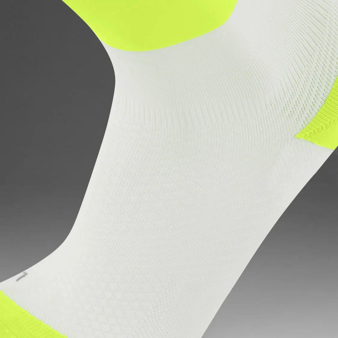 2XU Vectr Reflective Socks | Light Cushion | Crew Length | White / Volt - Ekiden Sports