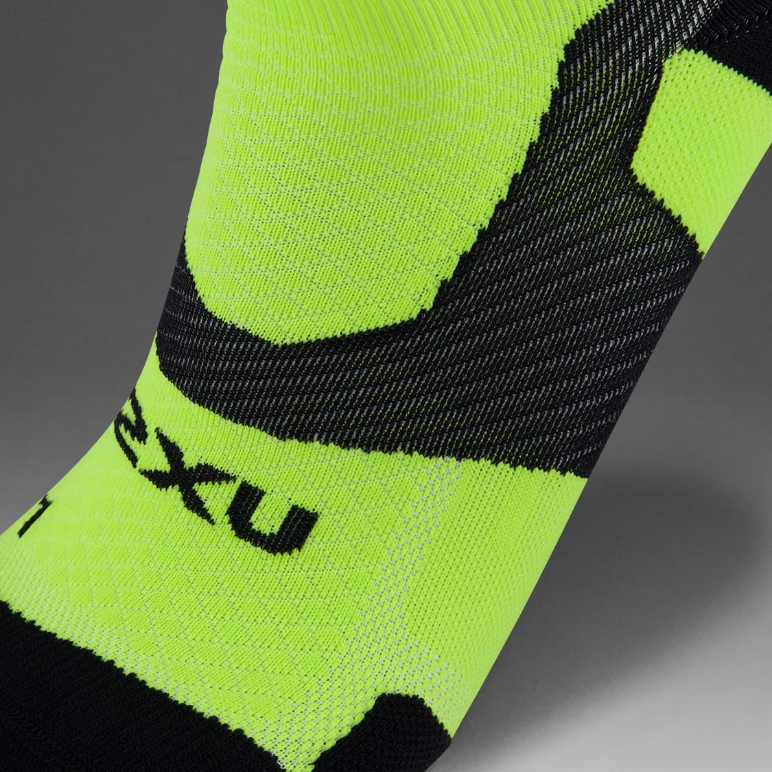 2XU Vectr Socks | Light Cushion | Crew Length | Volt / Black X - Ekiden Sports